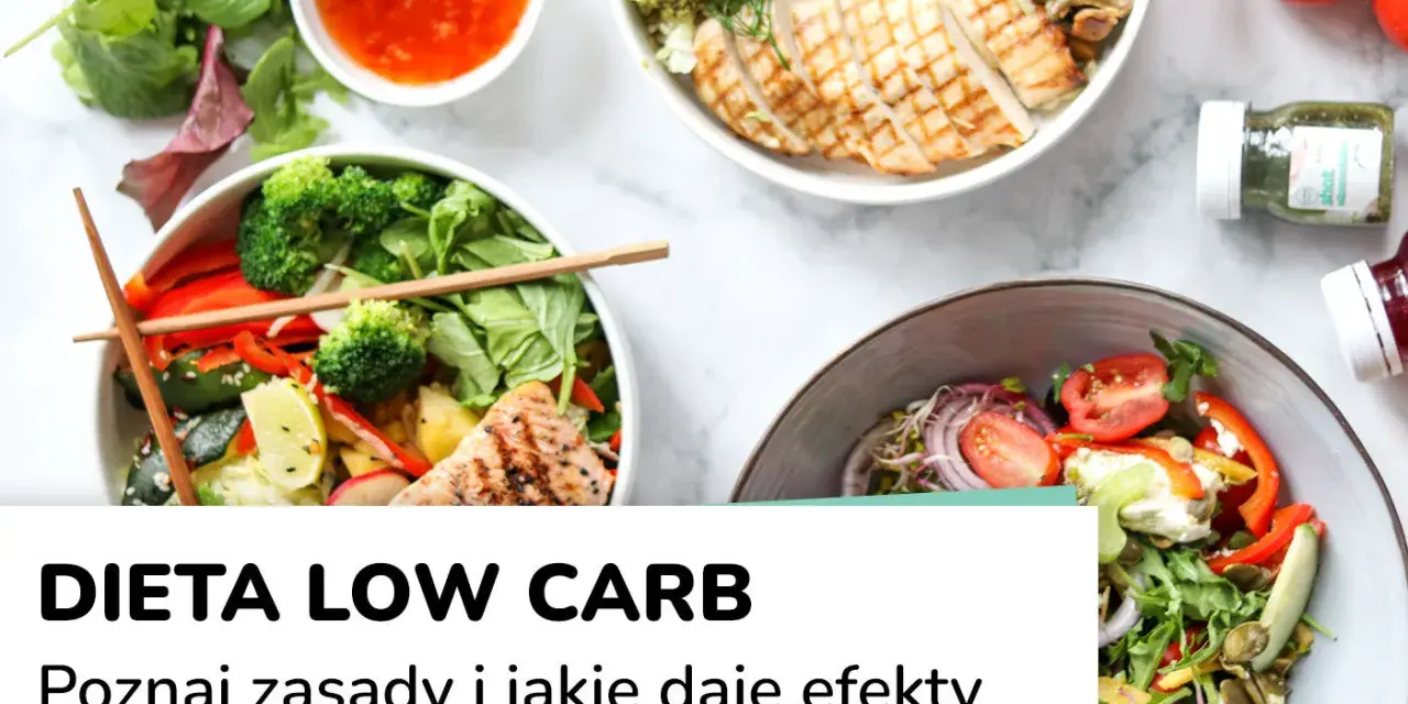 Kolorowe miski z sałatkami, grillowanym kurczakiem i łososiem. Tekst: "Dieta low carb co to". Zdrowe jedzenie.