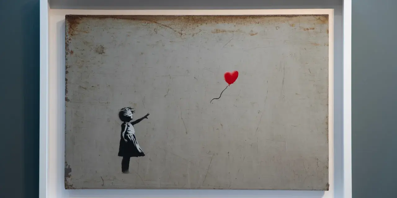 Dziewczynka sięga po czerwony balon w kształcie serca. To słynne dzieło Banksy'ego, artysty znanego z prowokacyjnych prac.