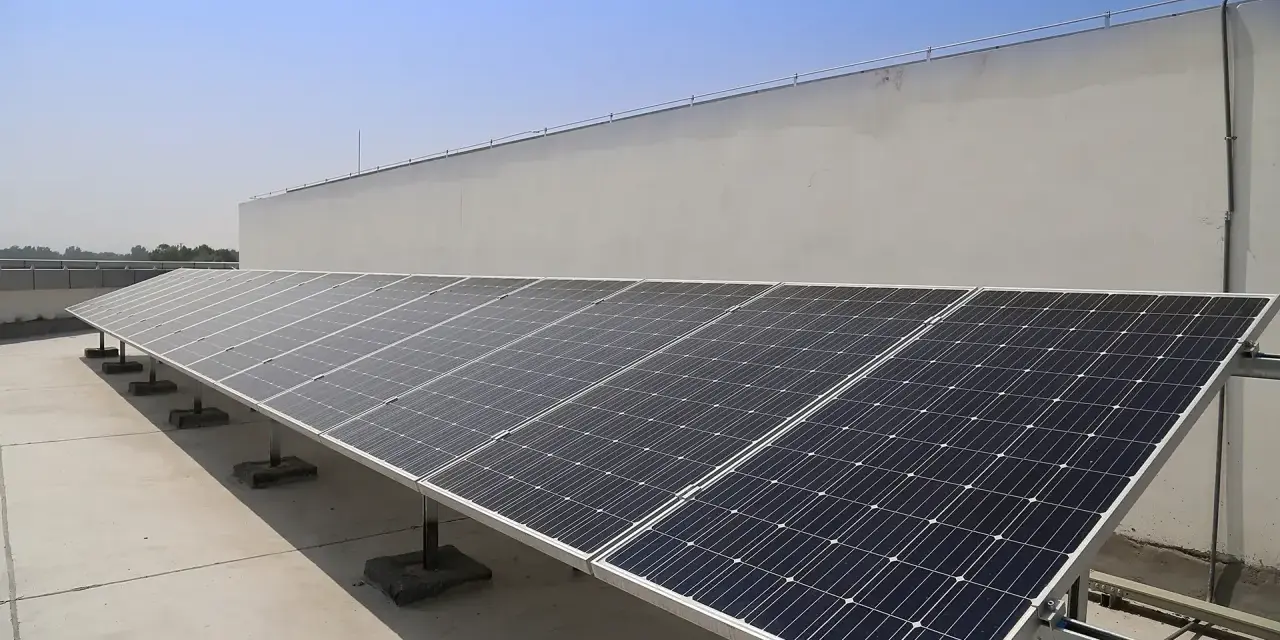 Paneles solares en una azotea, capturando la energía solar térmica para un futuro más verde.