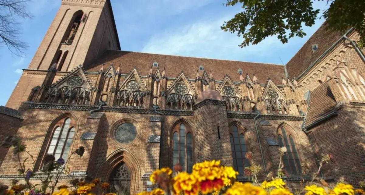 Kamień Pomorski katedra zachwyca ceglaną architekturą. Zwiedzanie tego miejsca to podróż w przeszłość.