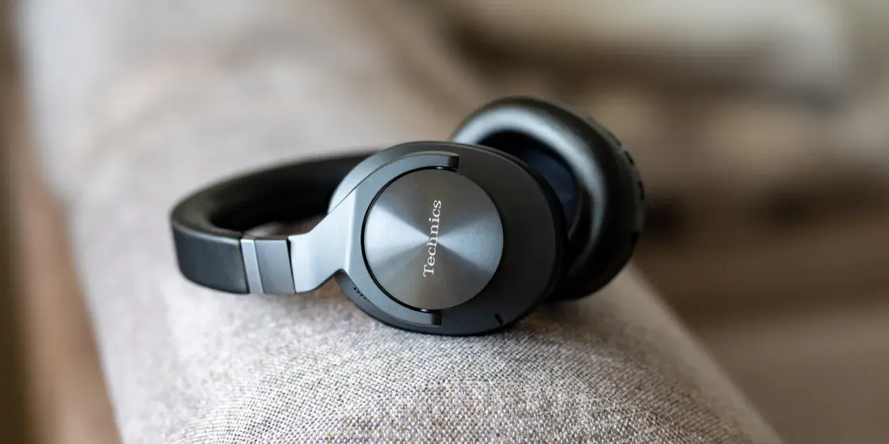 Słuchawki Technics EAH-A800 na kanapie, gotowe do testu.