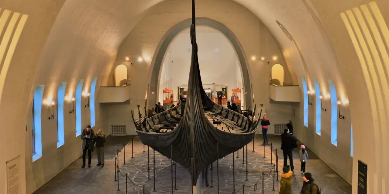 W muzeum łodzi wikingów podziwiać można starożytny okręt.