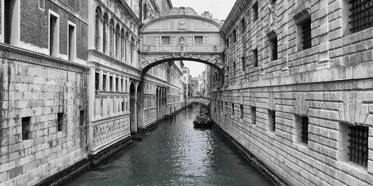 Il Ponte dei Sospiri, un ponte di vedute storiche, collega il Palazzo Ducale alle prigioni.