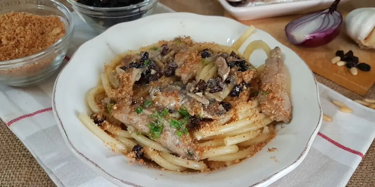 Pasta con le sarde in bianco, un piatto semplice e gustoso con pasta, sarde, uvetta e pangrattato.