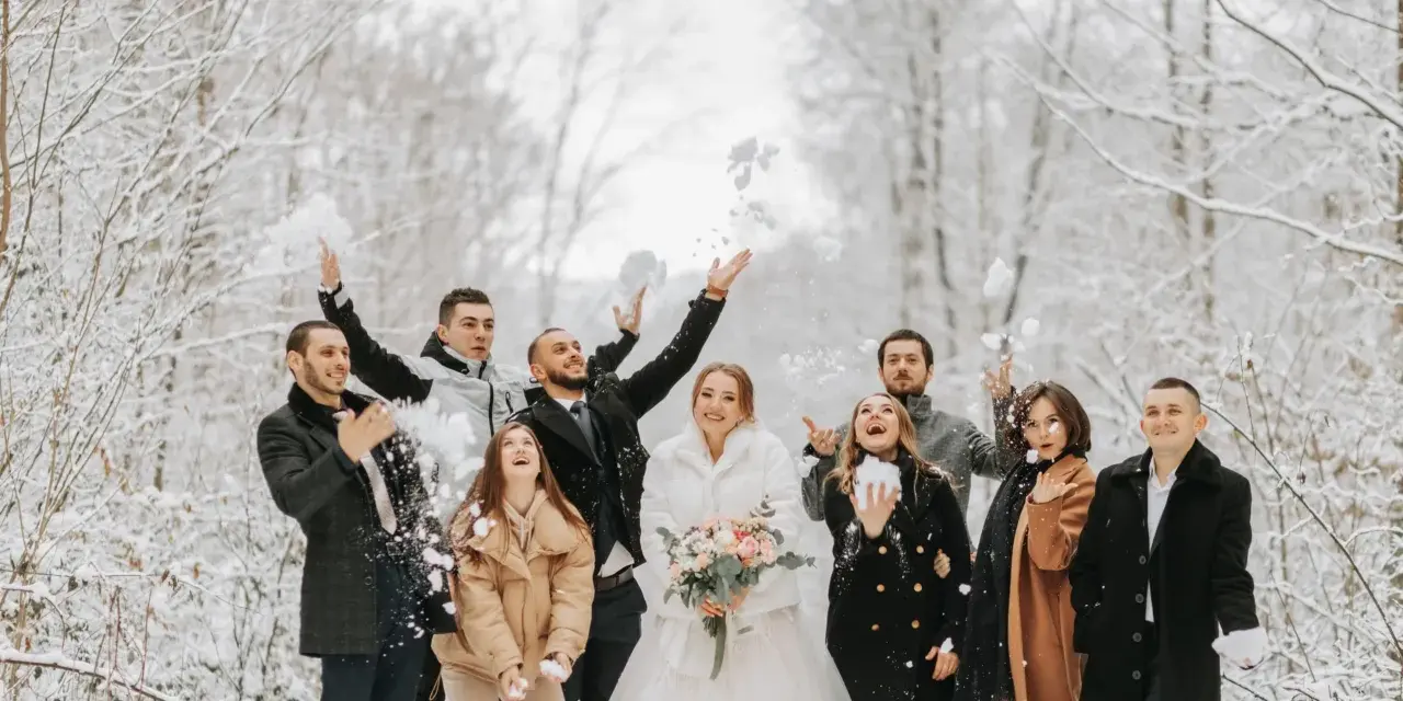 Wesele zimą co ubrać: eleganckie i ciepłe stylizacje na zimę