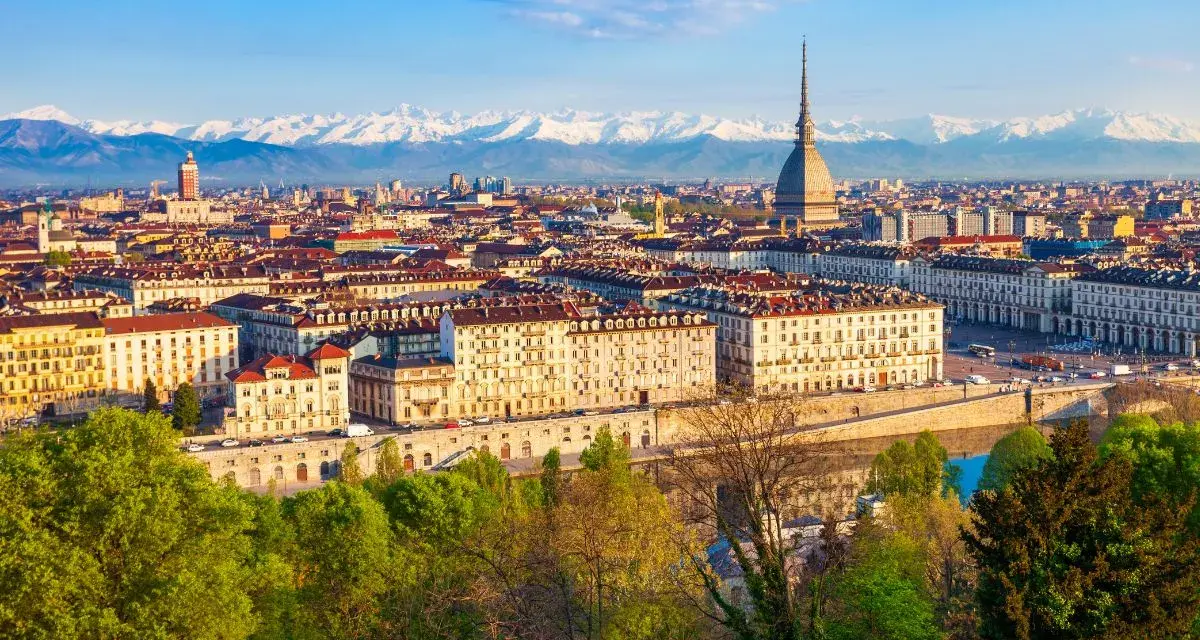 Vue panoramique de Turin, avec la Mole Antonelliana et les Alpes enneigées en arrière-plan. Un beau voyage en Italie.