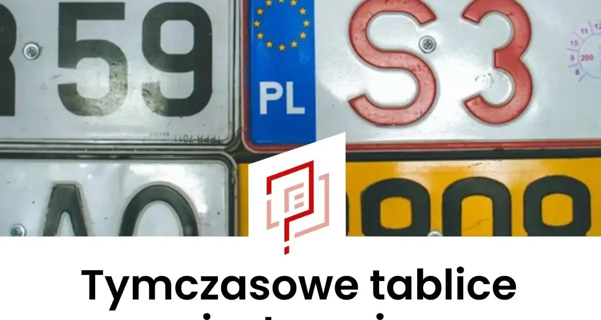 Zbliżenie na różne tablice rejestracyjne, w tym te z oznaczeniem "PL" i numerem "59". Poniżej widoczny napis "Tymczasowe tablice rejestracyjne".