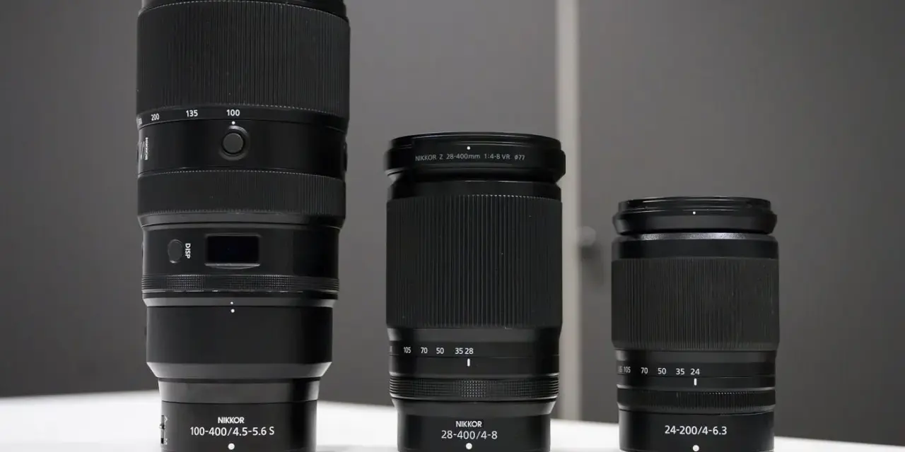 Trois objectifs Nikon pour monture Z : un 100-400mm, un 28-400mm et un 24-200mm.