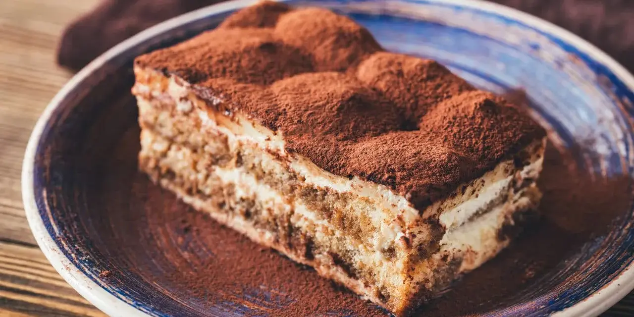 Pyszny kawałek tiramisu, idealny na deser. Ten przepis na tiramisu zachwyci każdego!
