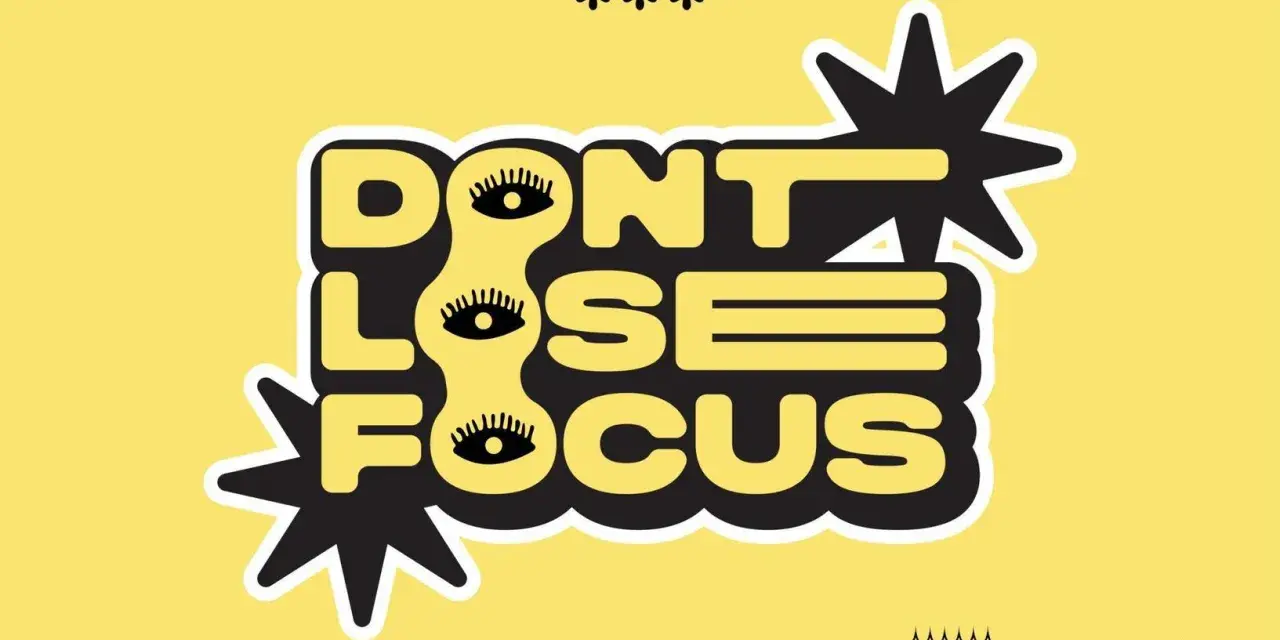 Napis "DON'T LOSE FOCUS" z oczami zamiast litery "O". Unikaj odbieganie od tematu, skup się na celu.