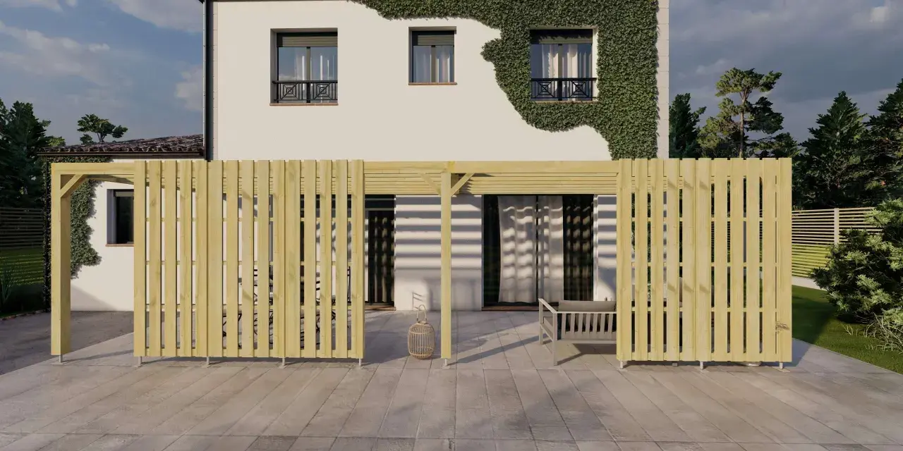 Une pergola bois fait maison délimite un espace extérieur moderne devant une maison blanche recouverte de végétation.
