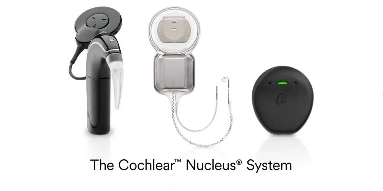 Akcesoria do implantów ślimakowych Cochlear™ Nucleus® System: procesor dźwięku, cewka i transmiter.