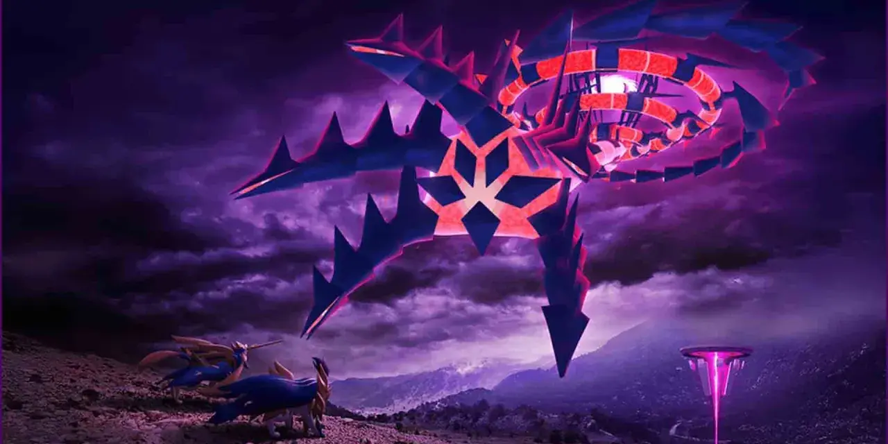 Gigantesco Pokémon con forma de estrella, con púas azules y rojas, flota sobre un paisaje montañoso púrpura. Tres Pokémon con cuernos observan.