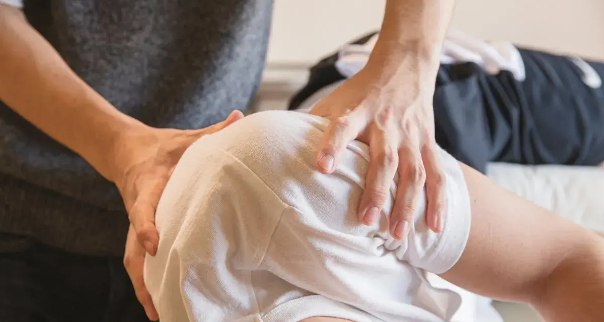 Masaż nuru to technika relaksacyjna. Terapeuta delikatnie uciska ramiona pacjenta, przynosząc ulgę.