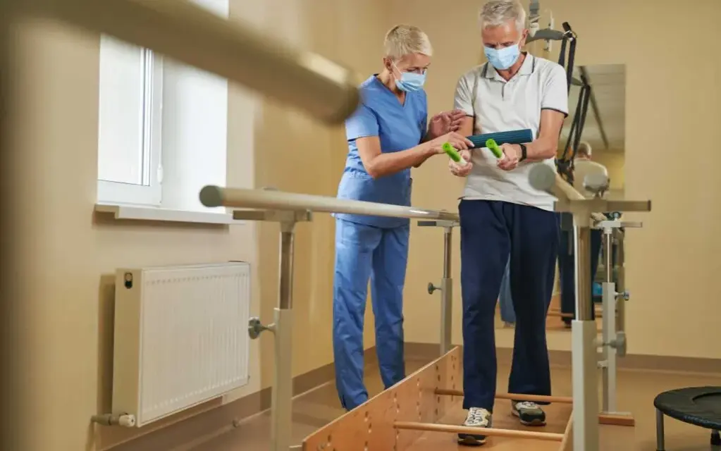 Szybka rehabilitacja NFZ Łódź: Jak skrócić kolejki przy Piotrkowskiej?