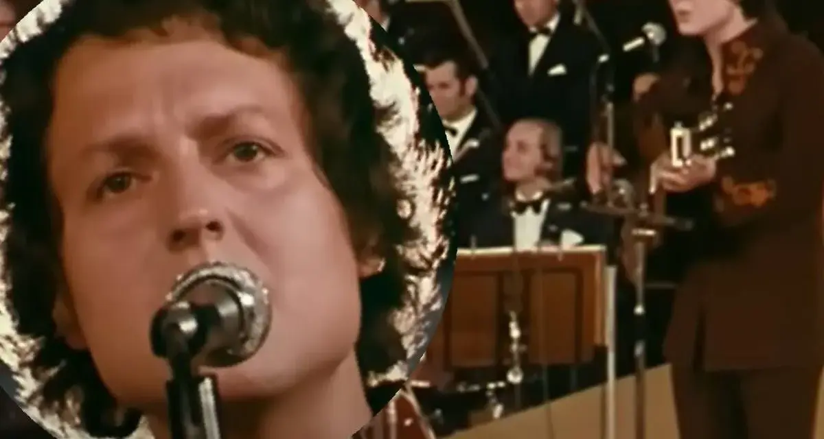 Kto śpiewał "Zegarmistrz światła purpurowy"? To on, z mikrofonem i gitarą, na tle orkiestry.