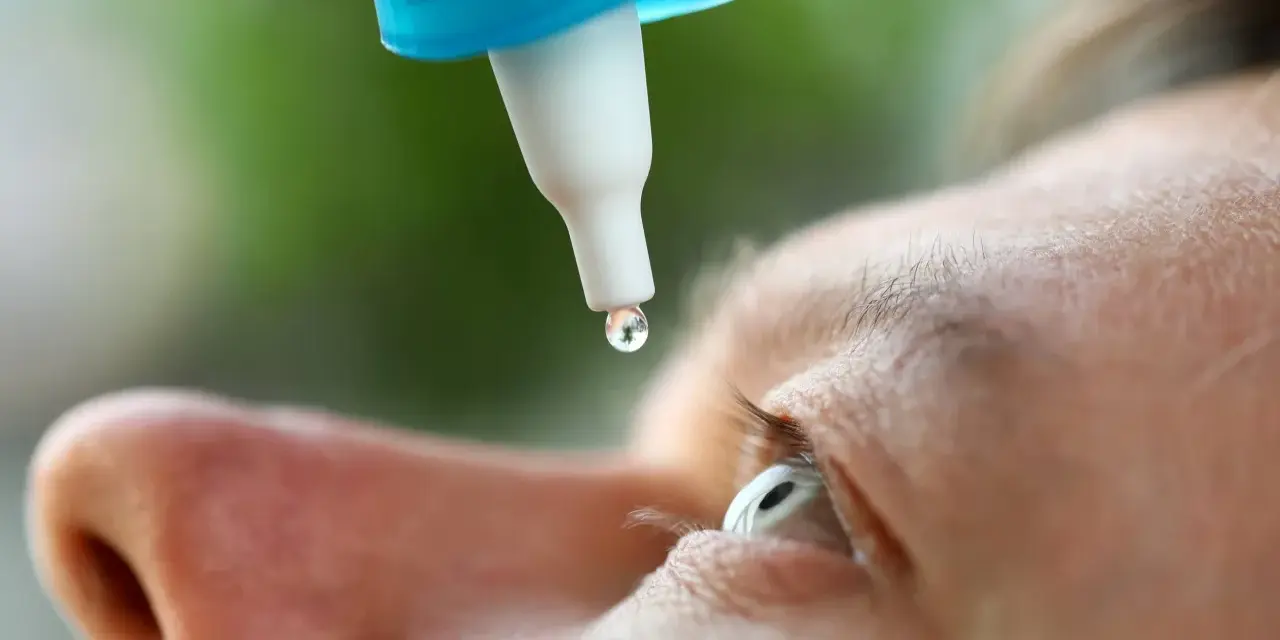 Kropla leku spada do oka. Dobre krople do oczu na alergię przynoszą ulgę.