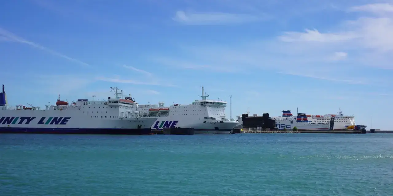 Promy Unity Line i Fjord Line czekają w porcie. Zastanawiasz się, ile płynie prom z Ystad do Świnoujścia?