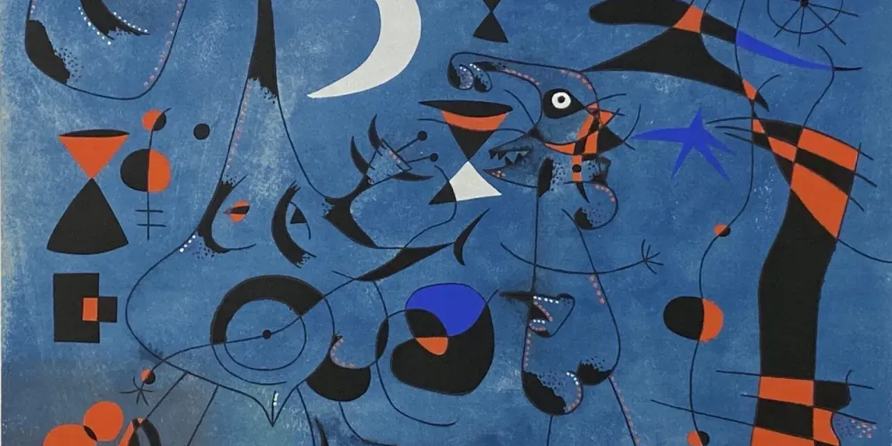 Un ciel bleu profond sert de toile à des créatures oniriques, typiques des œuvres surréalistes de Joan Miró. Formes abstraites, couleurs vives et lignes sinueuses composent ce tableau.