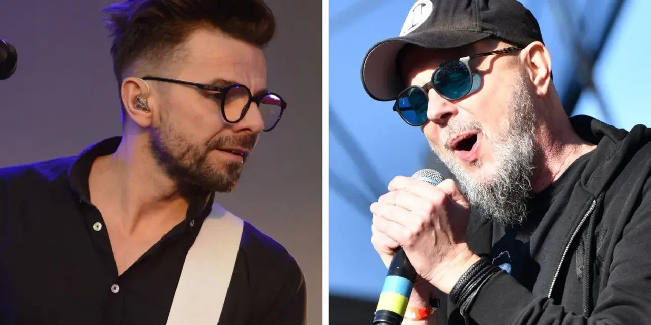 Strachy na lachy: dwaj muzycy na scenie. Jeden w okularach i czarnej koszuli, drugi w czapce, okularach przeciwsłonecznych i z mikrofonem.