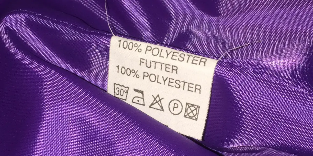 Metka informuje, że poliester to materiał, z którego wykonano podszewkę. Prać w 30 stopniach.