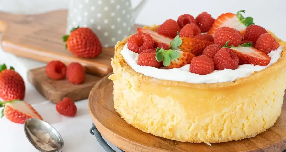 Deliciosa tarta de queso mascarpone y filadelfia, coronada con fresas y frambuesas frescas.