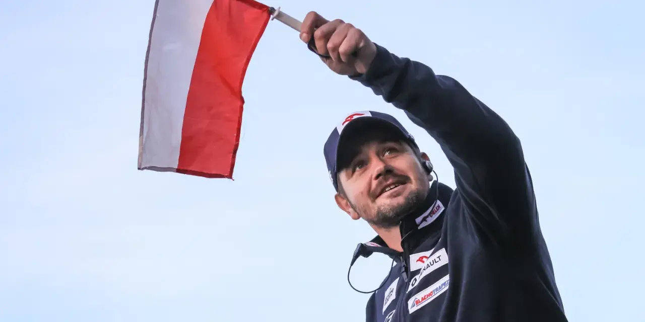Radosny kibic z polską flagą na skoki narciarskie mistrzostwa świata juniorów.