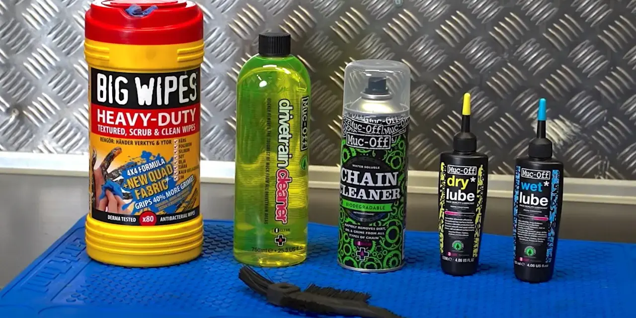 Produkter för avfettning av cykelkedja: rengöringsspray, torkdukar och smörjmedel.