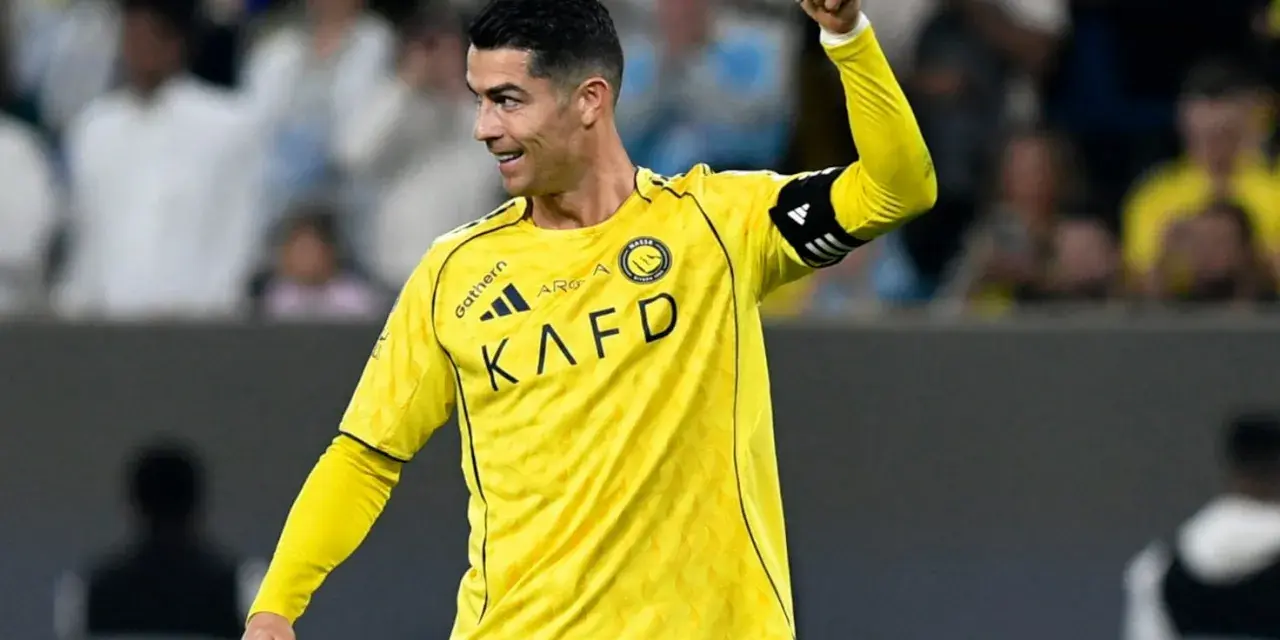 Cristiano Ronaldo celebra con el pulgar arriba vistiendo la camiseta amarilla de Al-Nassr SC.
