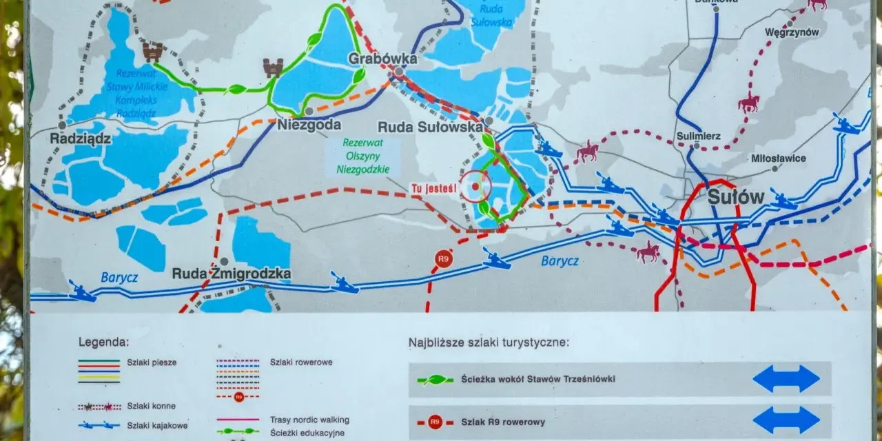 Mapa turystyczna Doliny Baryczy z zaznaczonymi trasami rowerowymi, pieszymi, konnymi i kajakowymi. Wskazuje rezerwaty przyrody i punkty widokowe.