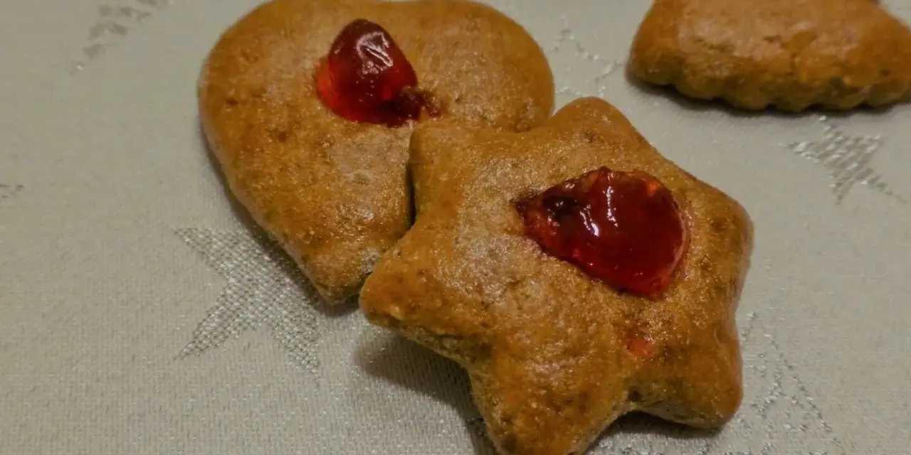 Herzförmige und sternförmige Lebkuchen mit roter Marmelade, die an alte Lebkuchen Rezepte erinnern.