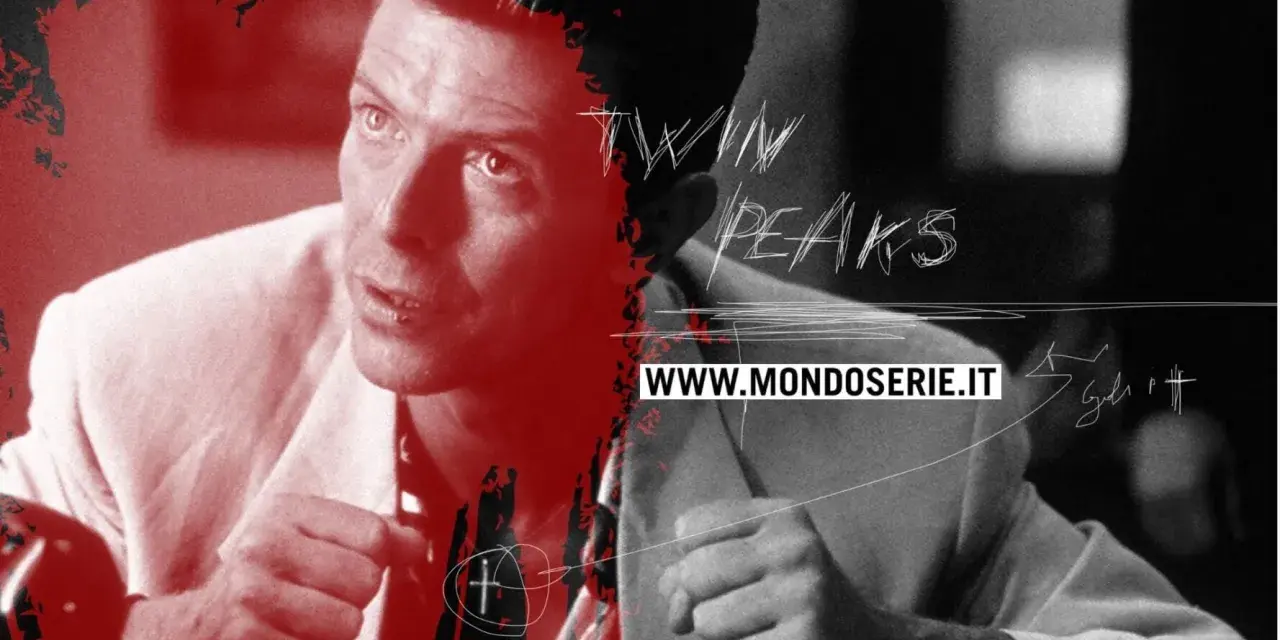 Primo piano di un uomo con un completo chiaro, con un effetto grafico che ricorda il velluto blu trama. Sopra, il logo "Twin Peaks".