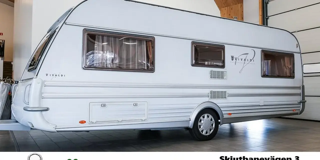 Vit husvagn, en av Tabbert modeller, står i ett garage.