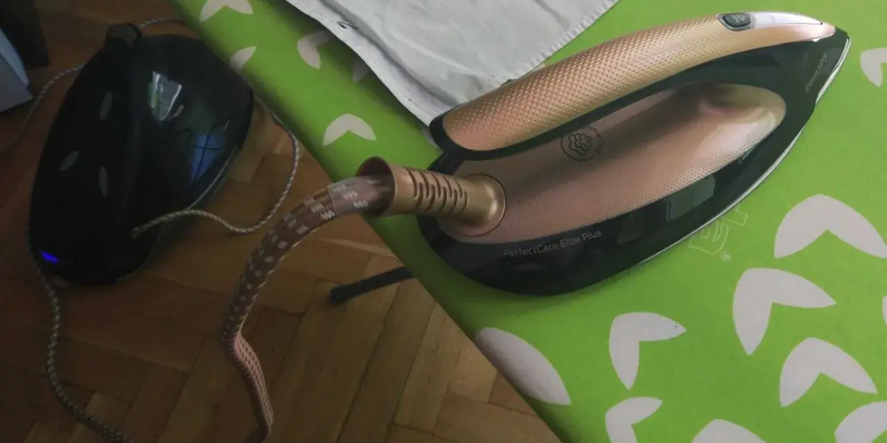 Generator pary Philips PerfectCare Elite Plus na desce do prasowania. Najlepszy w rankingu sprzęt do wygładzania ubrań.