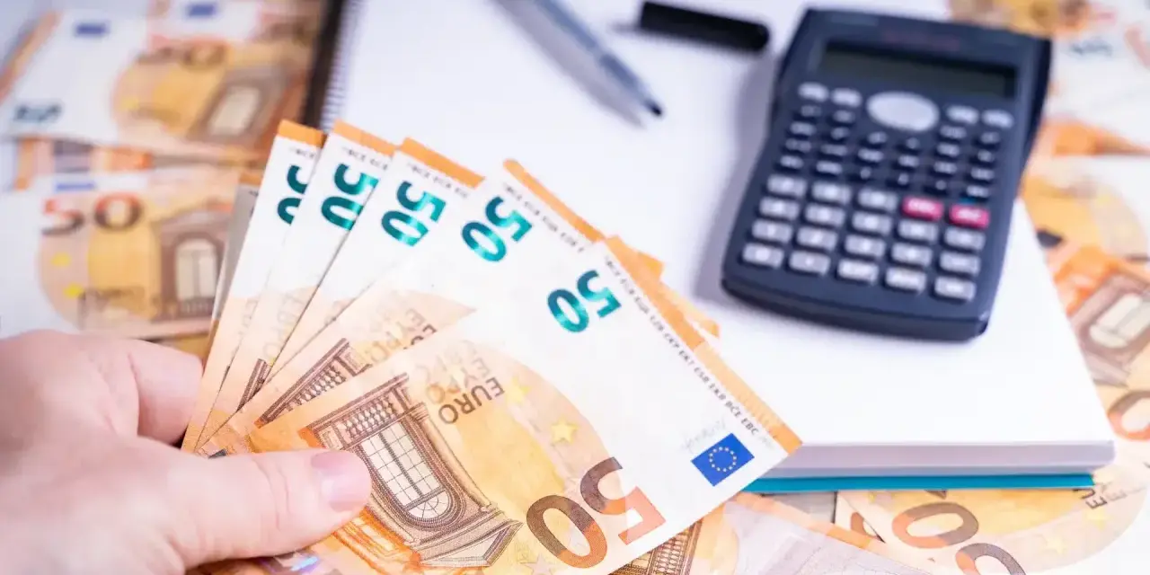Ein Händchen hält 50-Euro-Scheine. Daneben liegen ein Taschenrechner und ein Notizbuch. Die Frage: bis wann muss man Unterhalt zahlen?