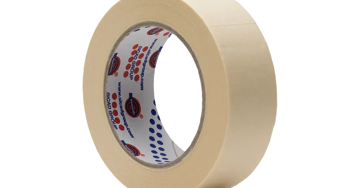 En rulle maskeringstejp på svart bakgrund. Tejpen är ljusbeige och har ett tryck med logotyper och webbadresser på insidan.