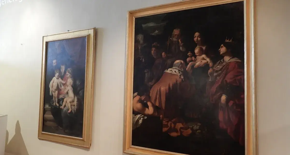 Dipinti religiosi e ritratti di famiglia nel museo d'arte per bambini Siena.