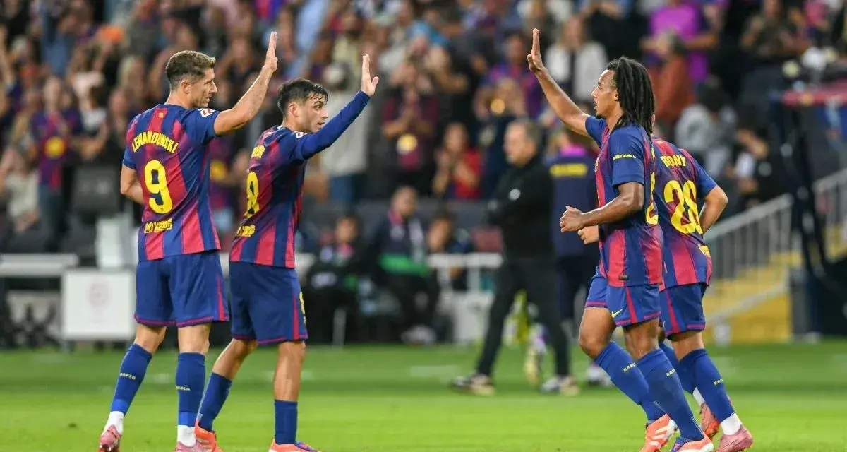Piłkarze Barcelony świętują zwycięstwo. Lewandowski i koledzy z drużyny, gotowi na mecze Barcelony 2025, cieszą się na boisku.