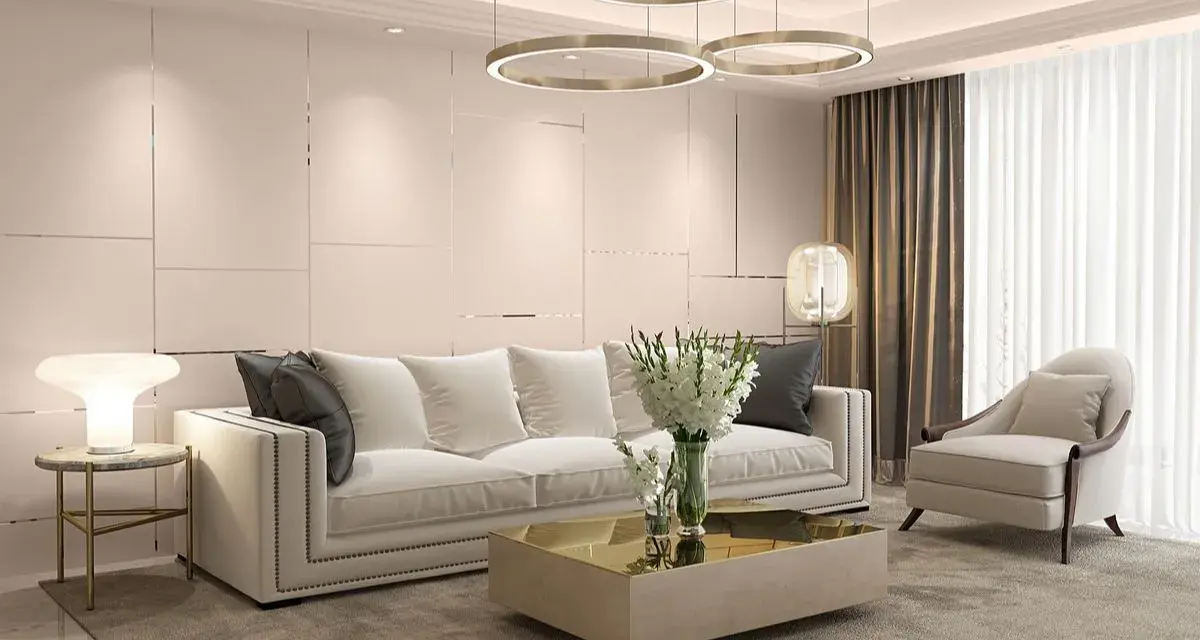 Elegancki salon w stylu art deco z białą sofą, złotym stolikiem kawowym i designerskimi lampami.