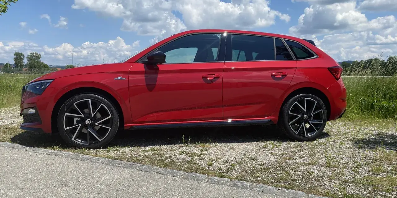 Roter Skoda Scala Monte Carlo, ein schickes Auto, das trotz seiner Eleganz auch Skoda Scala Probleme haben kann.