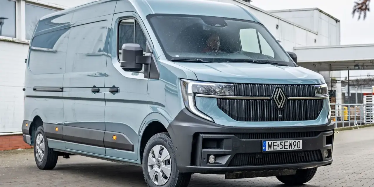 Nowy Renault Master w kolorze jasnoniebieskim, który bus ma największą ładowność? Ten model z pewnością oferuje dużo miejsca na ładunek.