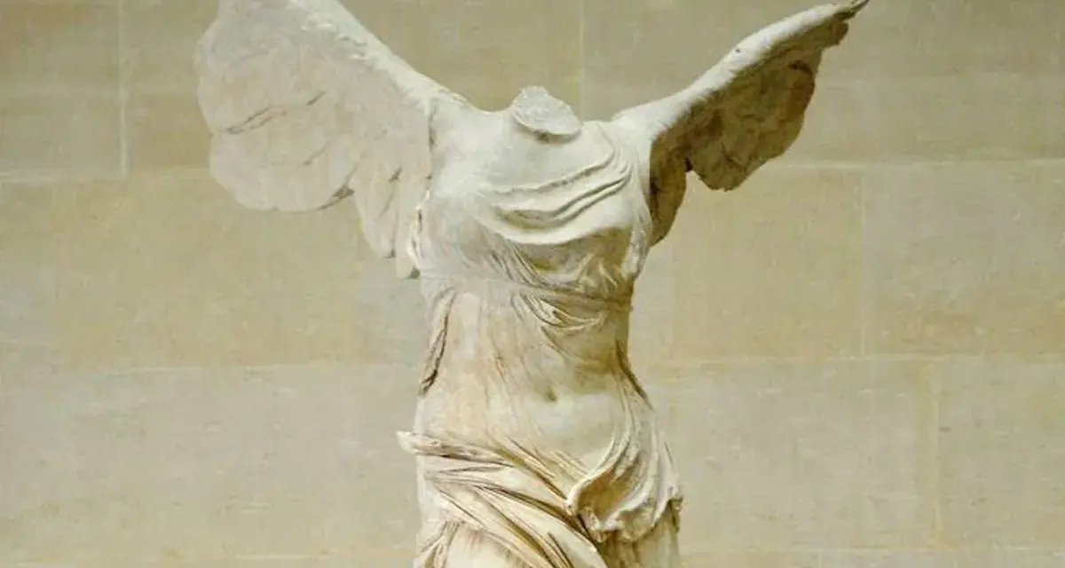 La Victoire de Samothrace, statue grecque antique sans tête, ailes déployées, drapé flottant.