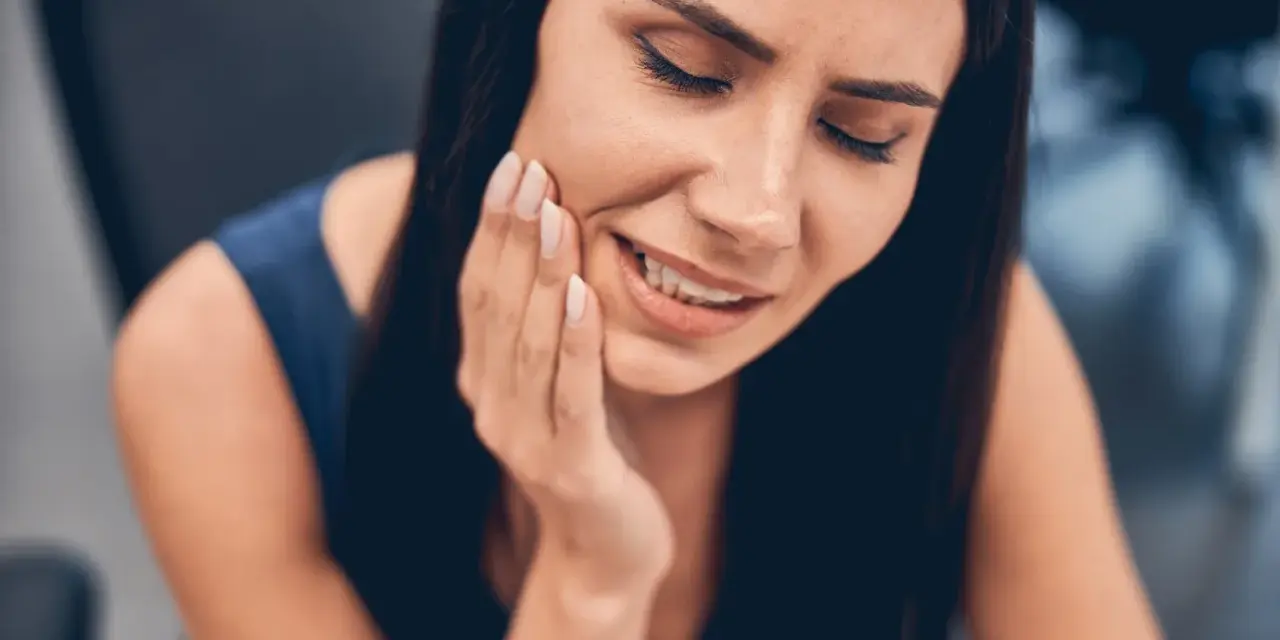 Co na ból dziąsła? Szybka ulga, przyczyny i kiedy do dentysty