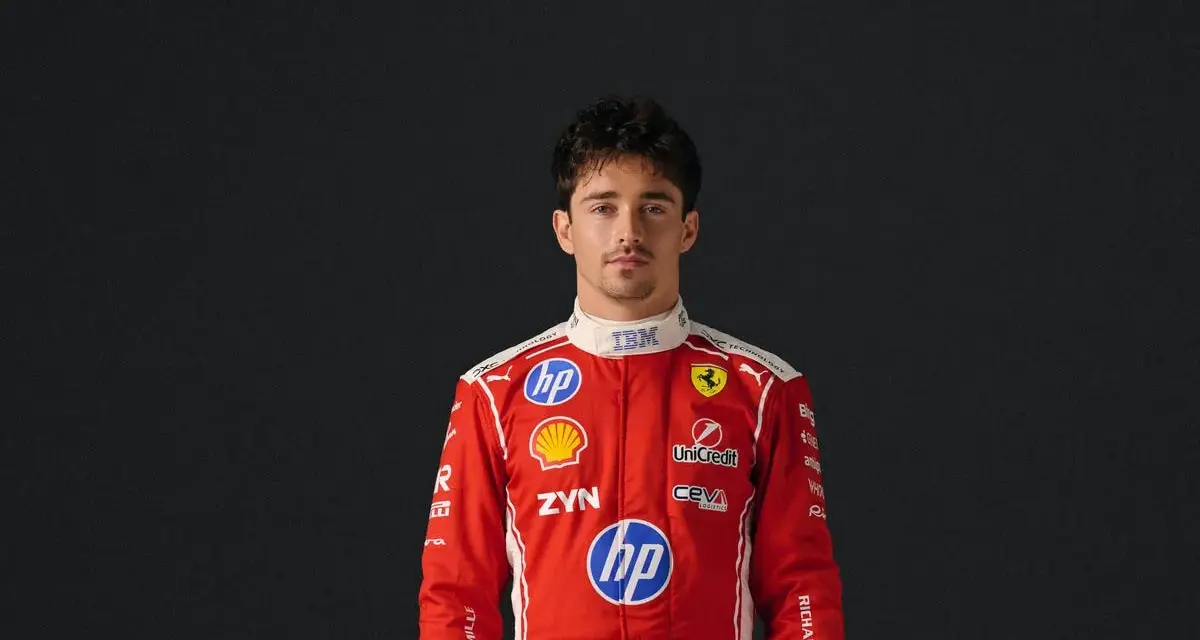 Charles Leclerc, piloto de Ferrari, luce su traje de carreras rojo. Su edad es un misterio para algunos, pero su talento es innegable.