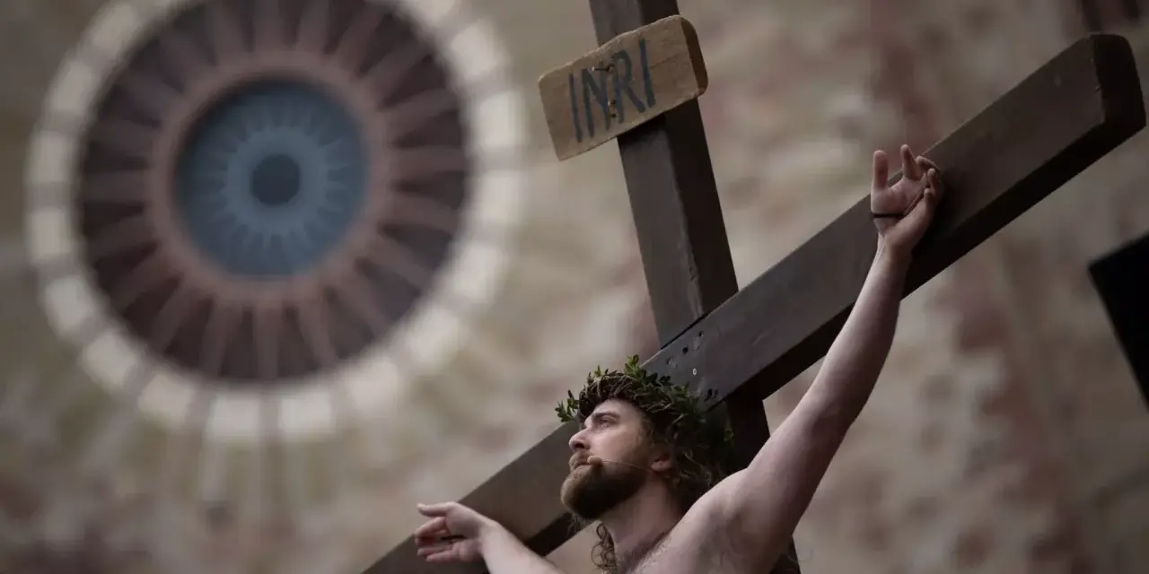 Mann mit Dornenkrone am Kreuz, INRI-Tafel. Der Karfreitag, dessen Namensherkunft auf die Passion Christi zurückgeht, wird hier eindrücklich dargestellt.