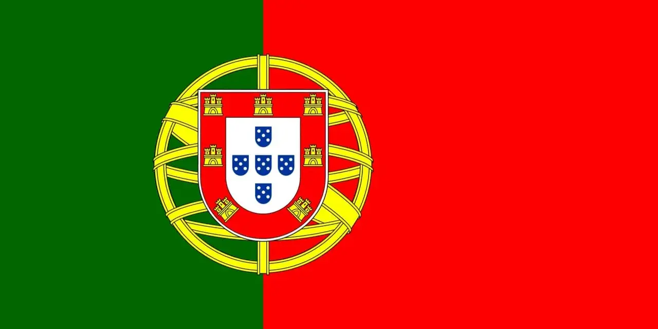 Flaga Portugalii z zielono-czerwonym podziałem i tarczą herbową z zamkami i tarczkami z pięcioma niebieskimi tarczkami.