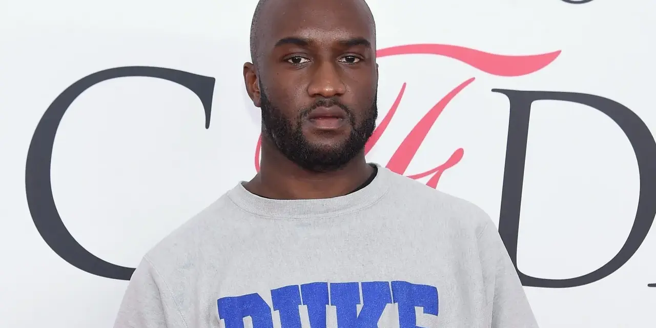 Virgil Abloh, stilista di Louis Vuitton, con una felpa grigia con scritta "Duke".
