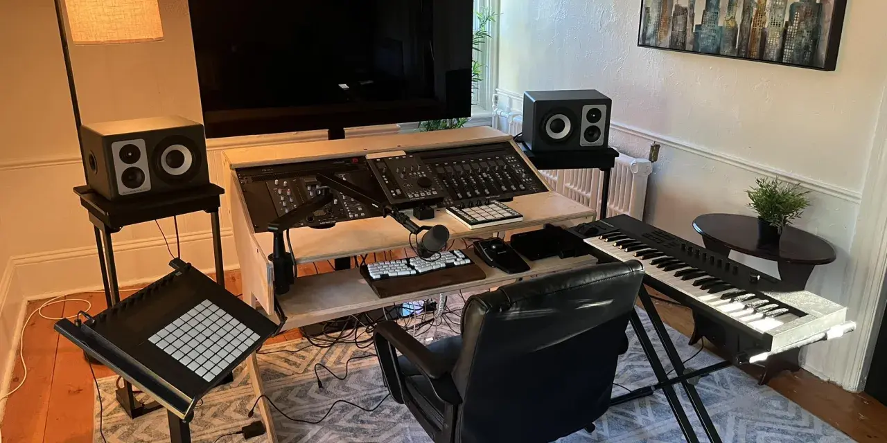 Einrichtung eines Podcast-Studios: Mischpult, Mikrofon, Keyboard und Lautsprecher sind bereit für den nächsten Hit.