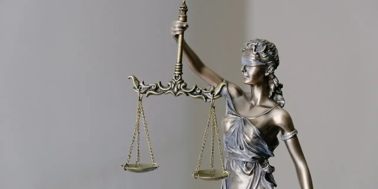 Temida z wagą, symbol sprawiedliwości, przypomina o zasadach 92 kpk.