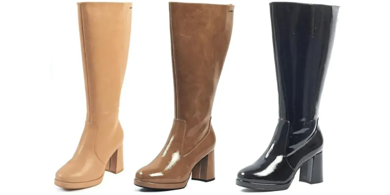 Tres botas altas de tacón, una beige de cuero, otra marrón brillante y una negra charol. La caña de una bota es la parte que cubre la pierna.
